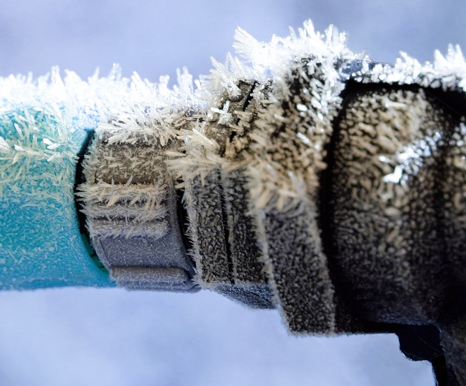 Frost Heizung Rohrbruch Wasserschaden Versicherung